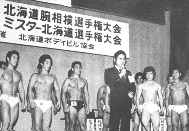 舞台に並んだ出場選手と会長挨拶