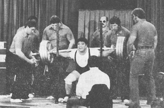 [仲村昌英選手。110kg級スクワットの世界新記録樹立をひそかに期待していたが、残念ながら3回とも失敗してしまった。]