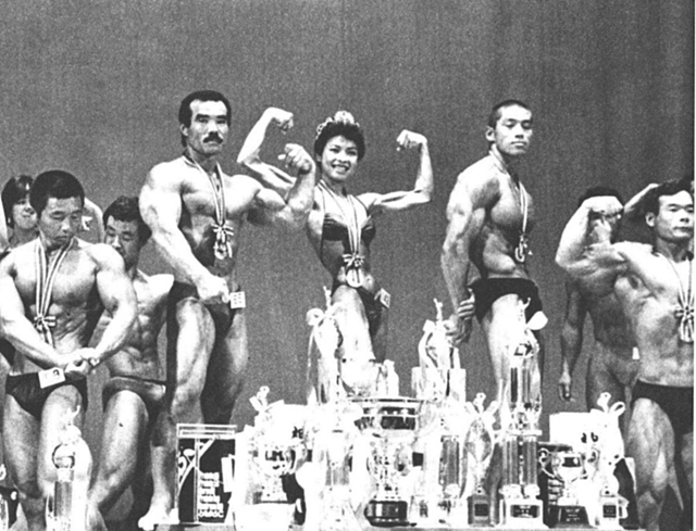 【表彰台上左から壮年の部優勝・宮畑、ミスの部優勝・加藤、青年の部優勝・小沼】