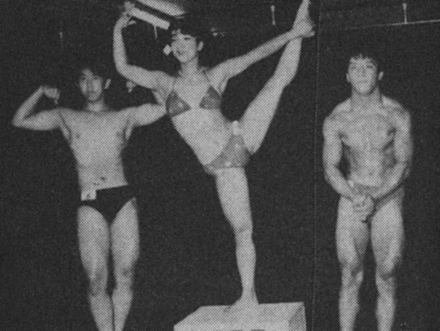 〔第1回ミスター&ミス・オータム・コンテスト入賞者。中央が細川佐代子選手〕