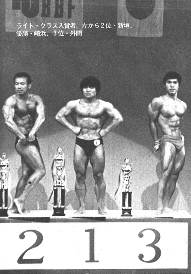 ライトクラス入賞者。左から２位・新垣、優勝・崎浜、３位・外間