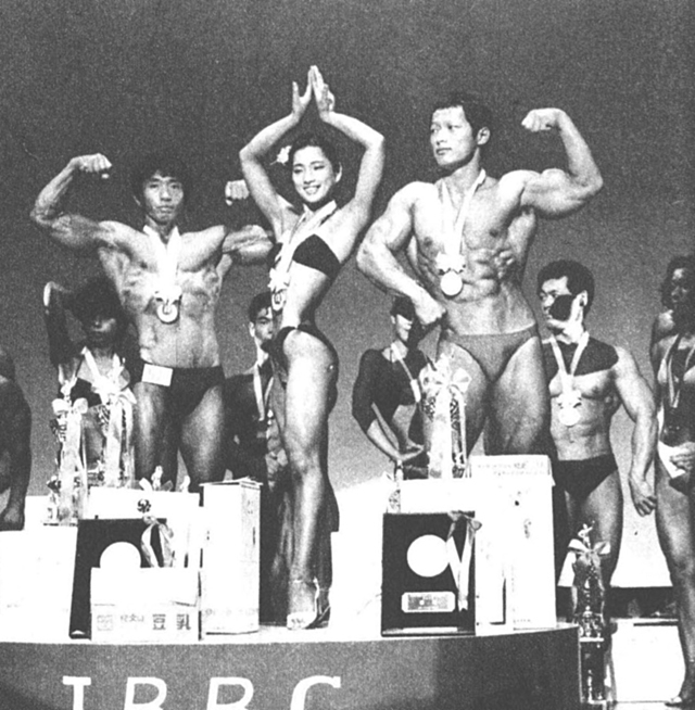 左から壮年・東海林、ミス健康美・西脇、青年・栗井の各チャンピオン