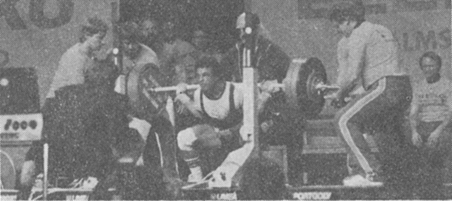 ［Ｂ・ウォールのスクワット287.5kg。重量が背筋にかかっている］