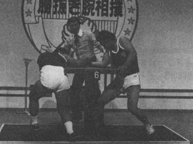 板野選手(右)は6人抜き、7人目に若くて長身の石川選手に敗れる