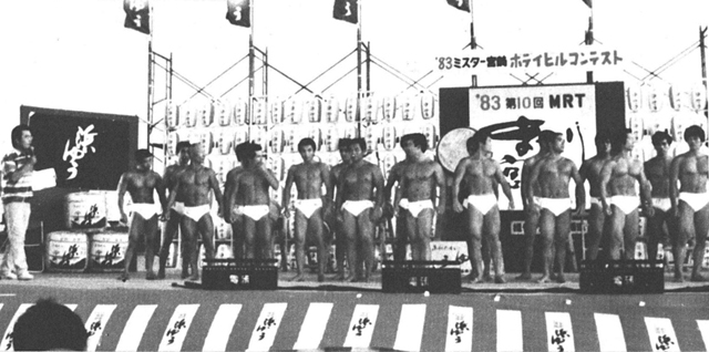 “まつり宮崎”の特設会場にならんだ出場選手