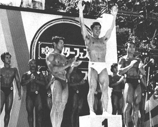 ミスター・フェスタ静岡。表彰台上左から2位・手老、1位・鈴木、3位・太田