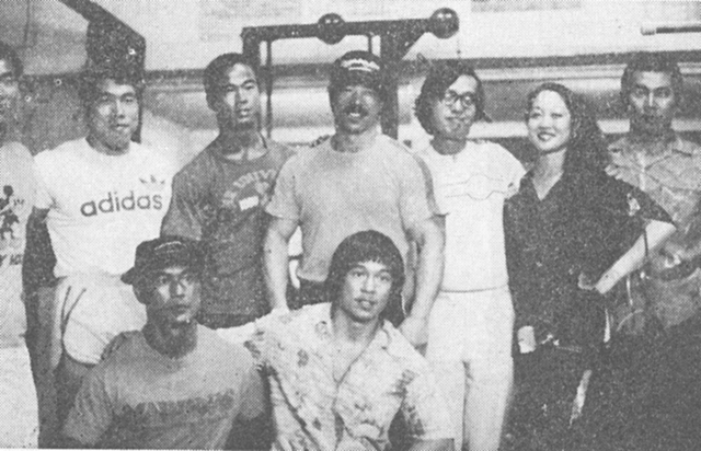 ［ドナルド・チャンの経営するワールド・ジムで。前列から松川選手、チャン、後列左から長宗、朝生、須藤、杉田の各チャンピオン、野沢秀雄氏、キャティさん、私］