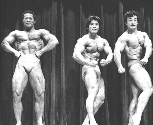ゲスト出演の小山選手とペアの部に出場した粟井、石井選手によるポーズ・ダウン