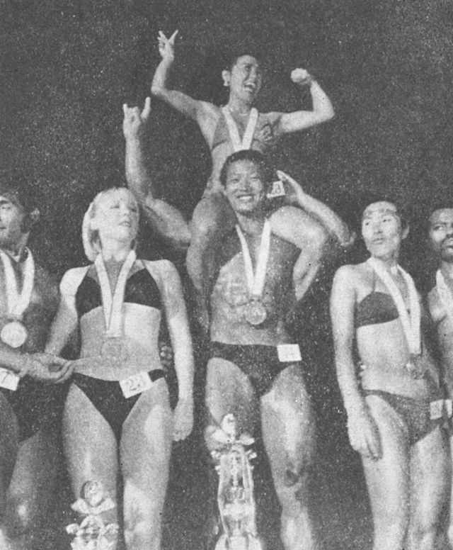 ［表彰式。ミスターの部とミスの部でアベック優勝を遂げ奥様を肩にのせて喜びいっぱいの粟井さんご夫婦］