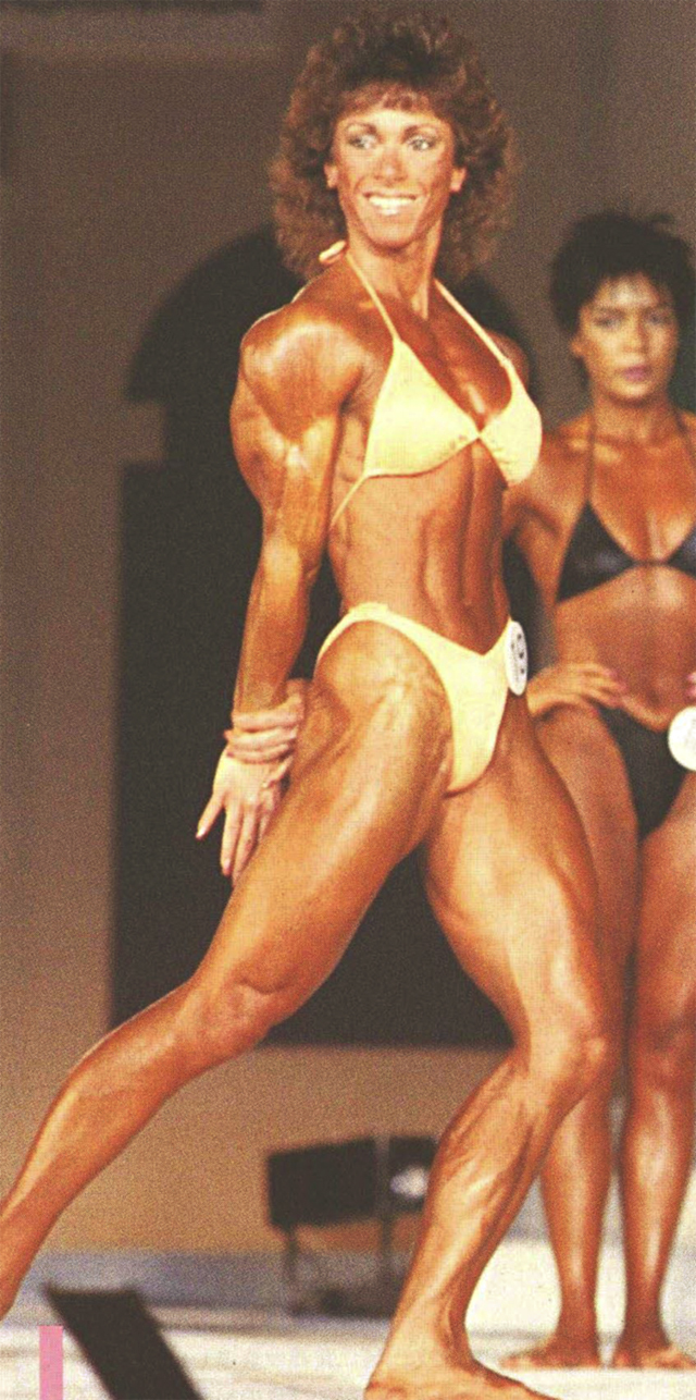 1st.KATHY COLE(USA)87NPCナショナル大会ミドル級2位。カット及びデフィニションの素晴らしさは大会選手中随一、ややスレンダーだが一層鋭さを強調した