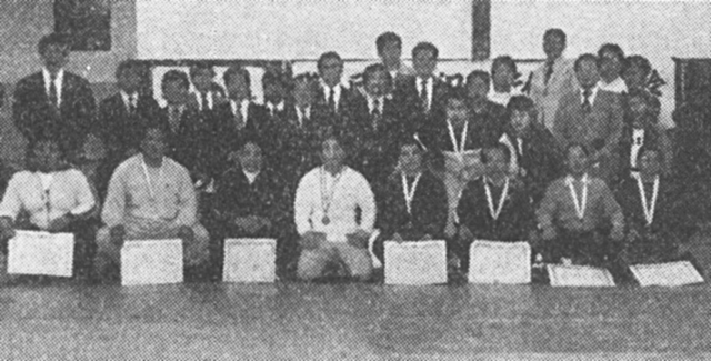 〔近畿パワーリフティング選手権優勝者と役員〕
