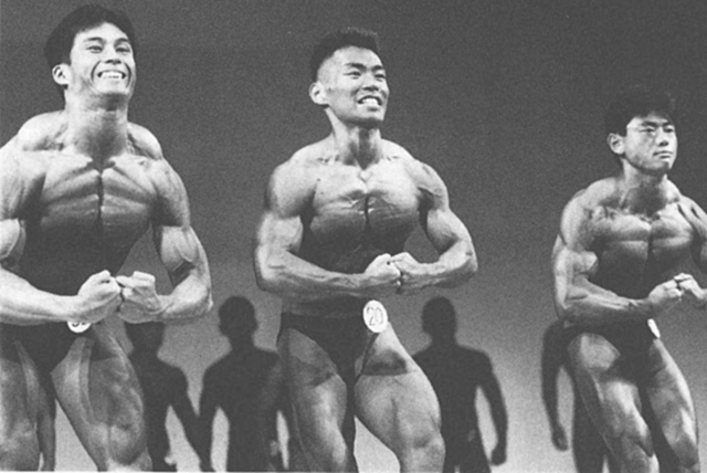 胸の部分賞の比較。左より池田、吉田、萩原、池田のポーズはいかにも力が入りすぎている