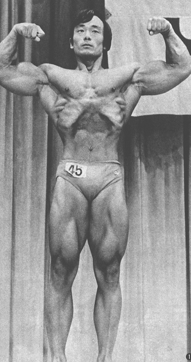 ①石井直方君(25歳) 1980年度ミスター・日本コンテストでクラスⅡに優勝し、