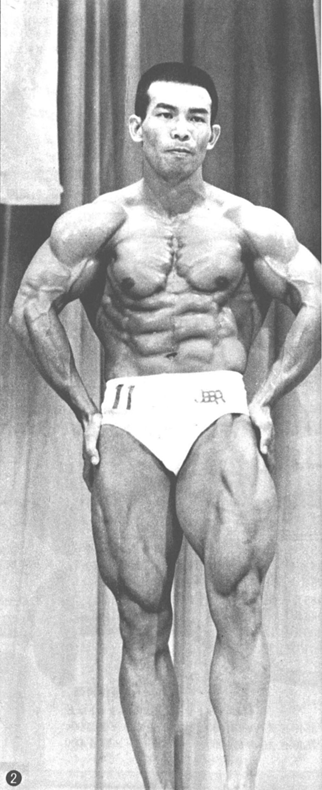 ②両手を腰に当てたこのポーズは上体を大きく見せるのがなかなか困難なものの一つである。にもかかわらず、うまくまとまっている。欲をいえば、腕をも含めてもっと上体の諸筋をバルク・アップする必要がある。ミスター日本を狙い、さらに将来、世界に乗り出していくにはそれが絶対条件だといえるのではないか。