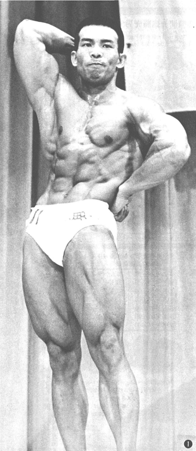 ①金城正勝君（27歳）　1980年度ミスター日本コンテストでクラスIの3位、総合で第4位。ボディビルディング歴5年。身長163センチ、体重70キロ。写真からみて、非常に筋肉質のビルダーである。トレーニングを開始して5年しか経っていないところからみて、トレーニング次第ては将来が楽しめるビルダーの1人だといえる。このくらいの体格になると、どんなポーズでも一応様になるものだ。