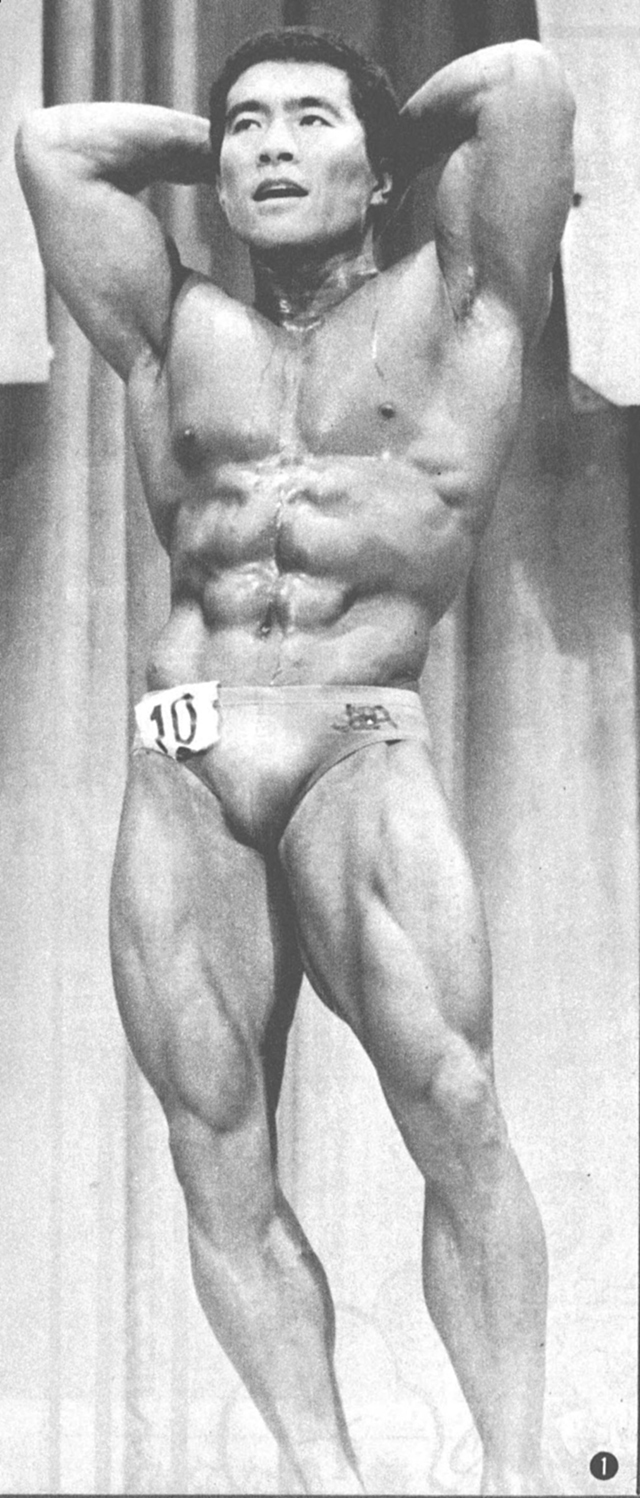 ①長宗五十夫君（32歳）　1980年度ミスター日本コンテストのクラスIで2位、総合で第3位。トレーニング歴16年のベテラン。前年度ミスター日本であることは周知のとおり。　身長163センチ、体重73キロのコンテストの2日前にNABBAミスター・ユニバース・コンテストに出てイギリスから南回りで帰国したばかりで、全く未調整での出場だった。このポーズはたいへんよいしかしデフィニッション、セパレーション不足は否めない。
