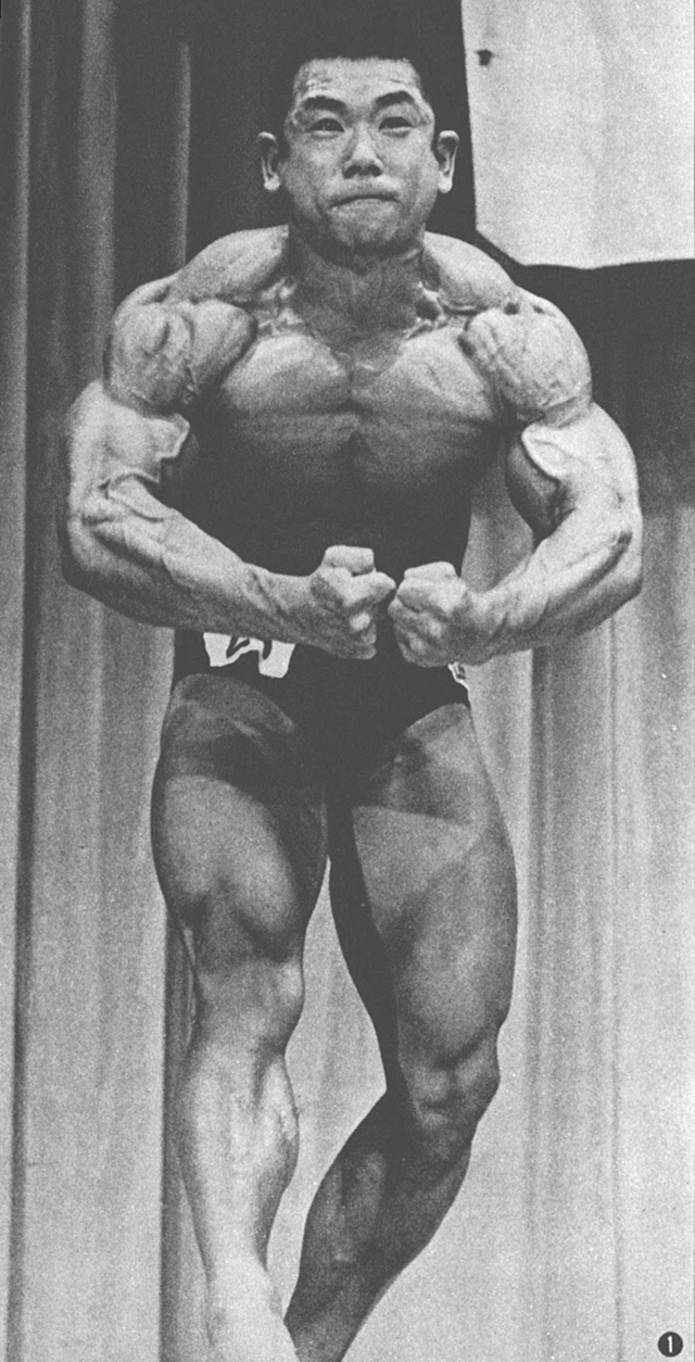 ①塚本猛義君(30才) 身長169cm、体重74kg。トレーニング歴12年。1980年度ミスター日本コンテスト総合6位。 話にきくと、彼は日本でマスキュラー・ポーズと呼ばれるこのポーズで、コンテストの名物男の1人に数え上げられているそうだ。確かに肩から腕、そして胸にかけての筋肉の盛り上がりが凄いだが、顔の表情までがいささかリキみ過ぎのようにも思うが……。あるいはそれもまた人気の的なのかも知れないが……。