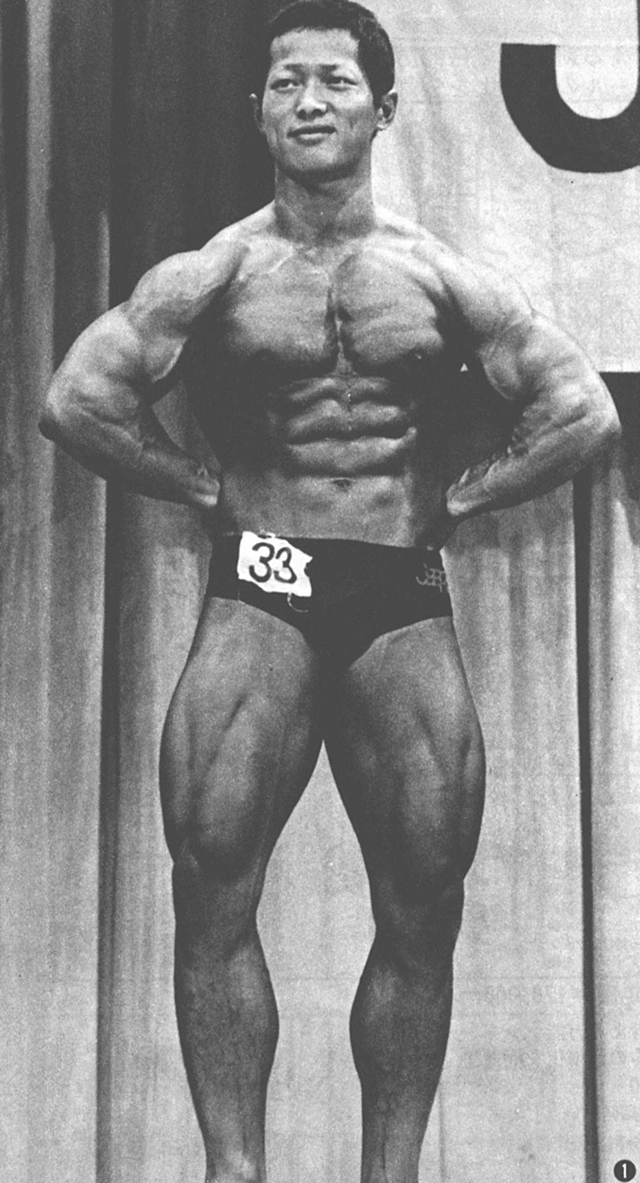 ①粟井直樹君(27才) 1980年度ミスター日本コンテスト総合5位。身長170cm,体重76kg。トレーニング歴9年。なかなか筋肉質のよいからだである。全体的にバルクが若干不足している感があるが、デフィニッションはよい。