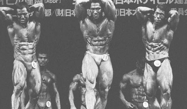 左より廣田、イシャク、朝生
