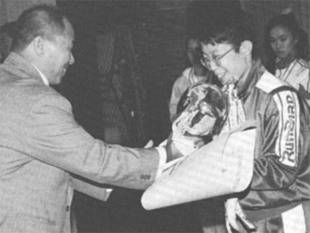 JPA斎藤理事長より文部大臣杯を授与される姫野