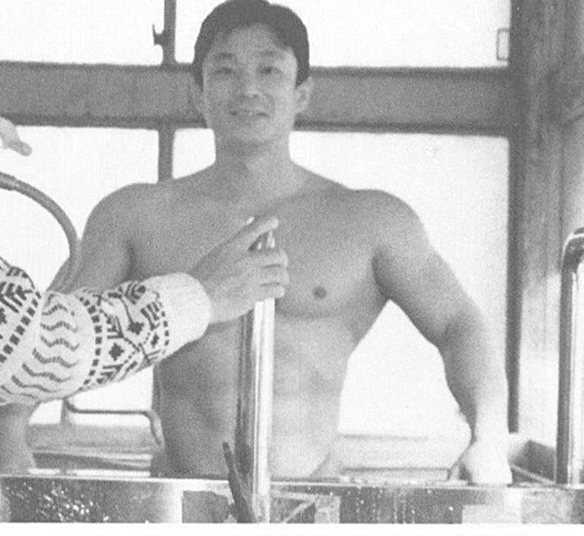 水中体重計により除脂肪体重を測る大河原選手