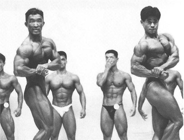 大沢（左）と津田。大沢は明らかにポーズで損をしている