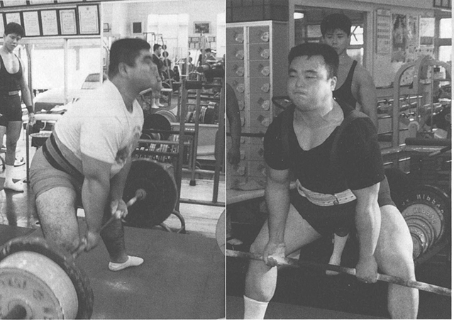 熱いデッドリフトセッションを繰り広げる、西村(左)と吉田(右)