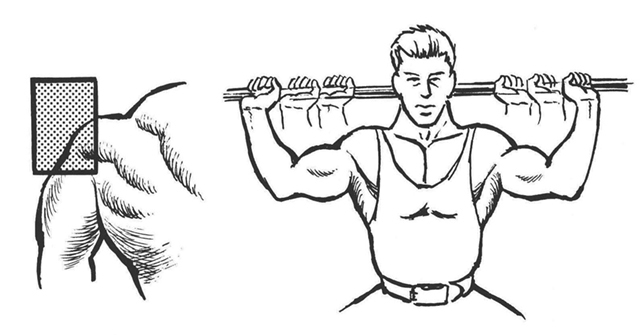 手幅を肩幅より握り拳2個分位広く握って行うと、三角筋外側に強い刺激をうける。