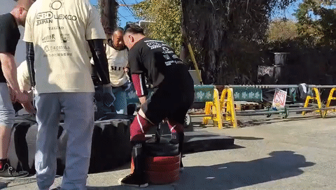 それをタイヤ上に持ち上げ、すぐさまセルデスマット二枚を運んで戻る。