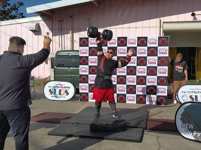 右手で上げた後、