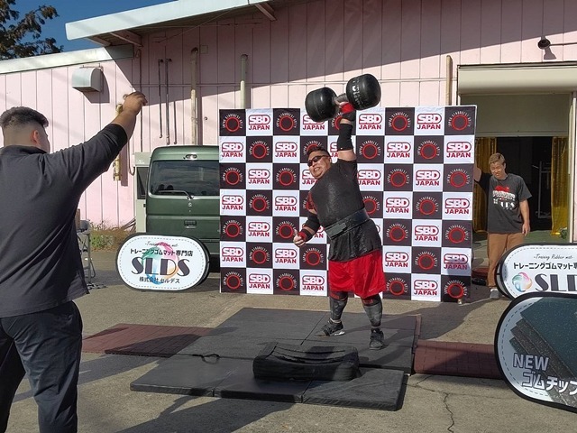 左手で上げる。左右交互に行うことで腕の疲労を軽減する戦略。高度なテクニックと筋力、持久力が必要だ