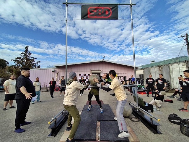 身体を横に反らせてバーを越すのも戦略の一つだ