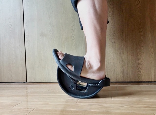 両足同時にカーフのストレッチ。接地面が反っているため足根骨が離開しやすく、足底筋群も伸ばせる。カーフと足底筋群は構造的にも機能的にも密接に関わるので一緒にケアしておいて損はなさそうだ