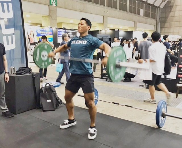 ボディビルダーとしても活躍するウェイトリフティング日本代表・山本俊樹選手。試技を行うとフィードをもらえる。一人ひとり丁寧に対応していたのが印象的。東京ボディビル選手権大会の直後でもあり重厚な大腿部とカーフに太い血管が走っていた