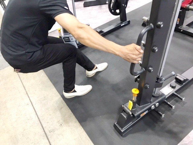 垂直から斜めまで種目に合わせてガイドレールの角度が変更できる。これはおもしろい。床との接地面に前後のフレームがなく、ベンチの出し入れもスムーズに行える。種目による角度の変更をやベンチの移動を実践的に想定してある。
