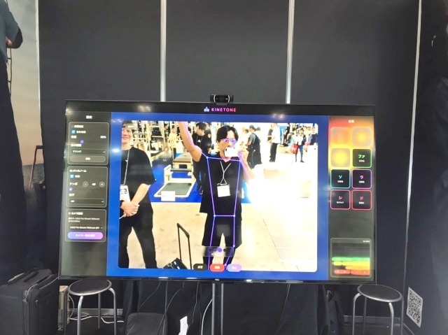 画面前で特定の動きをすると音が鳴る。楽しく運動をすることをモットーに、家庭用やスタジオレッスン用などに向けて開発を進めている。昔、音に合わせて動くゲームがあったが、こちらは動きに合わせて音が出る。時代と技術の進化を感じる
