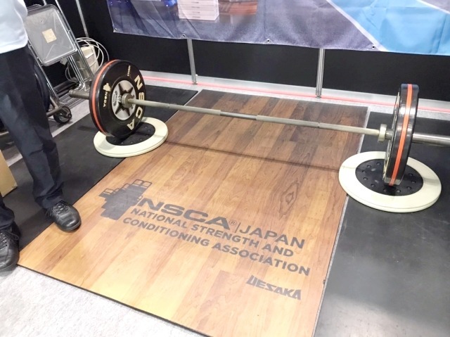 NSCAジャパン。特にイベントがあるわけではないが、バーベルがあったので持ち上げておいた。