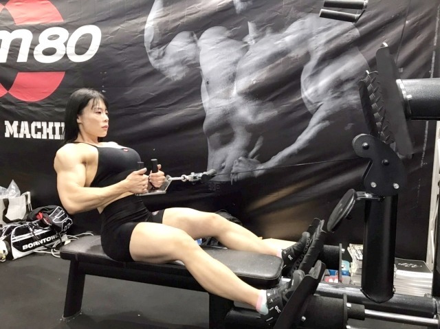 ブースにいたデモンストレーター・IFBB Figure PRO みさ選手。肩の張り出し、背中の広がり、ウエストの細さ、大腿部のバルク、どこを取ってもすごいの一言に尽きる。