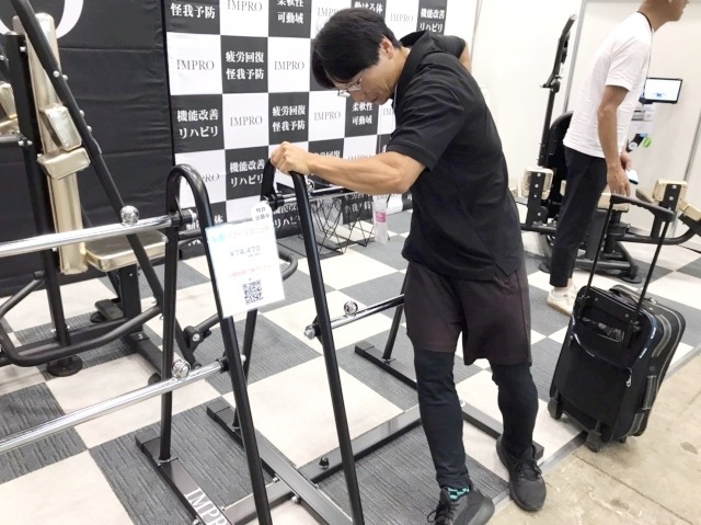 機能改善&リハビリなどに注力するIMPRO。鉄の棒でできたシンプルな器具の使い方を伺ったところ、筋膜リリース器具だった。大腿横を押し付ける。