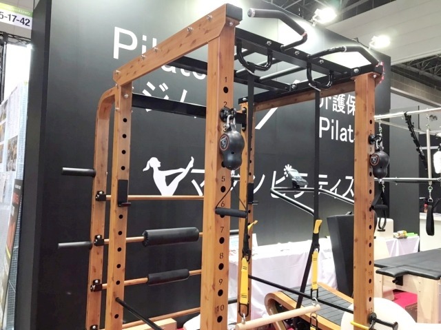 木製塗装のラック。