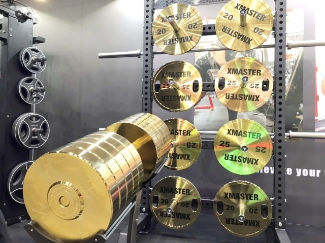 目を引いた金メッキダンベル。指紋一つない状態に磨き上げられていた