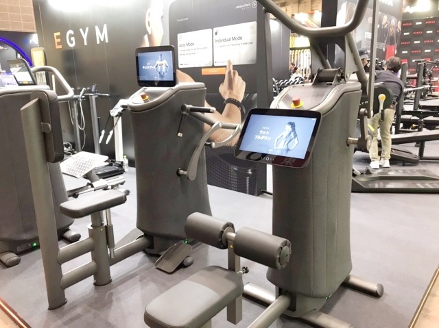 EGYM。モーター制御の負荷をかける。感触は通常のマシンと遜色ない