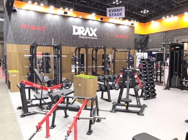 24時間ジム数店舗分はあるのではないかというほど広大かつ膨大な機材を展示していたDRAX。
