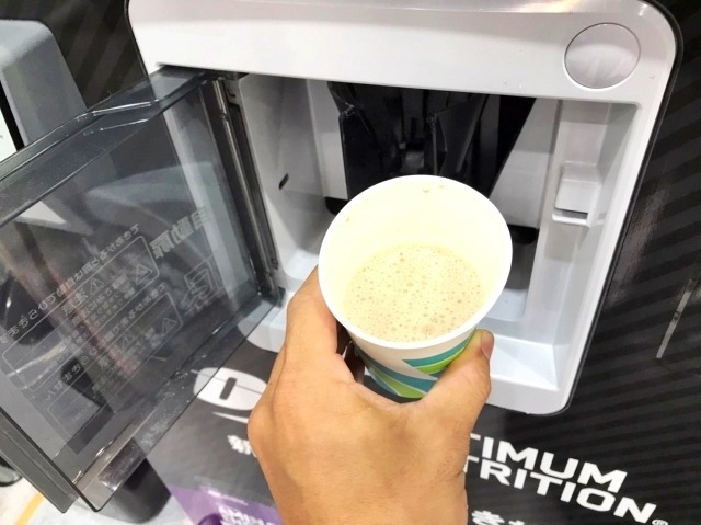 プロテインは60秒、BCAAは30秒ほどで出てくる。粉の状態で保管して中で混ぜ合わせている関係で時間が異なる