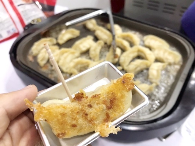 味の素、プロテインギョーザ。焼きたてを頂いた。