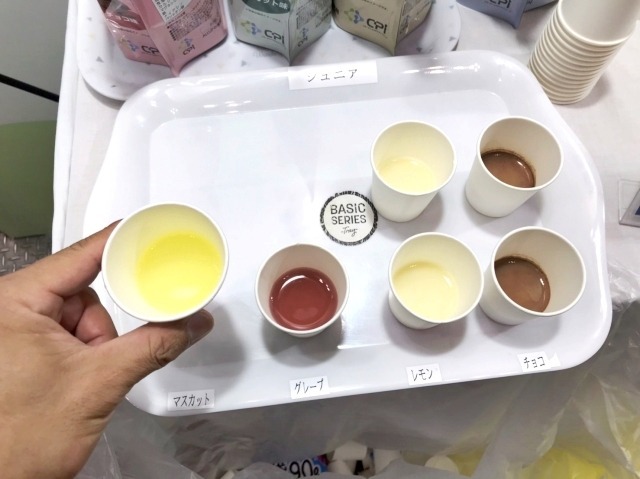 試飲。一般的なプロテインに比べると少し薄めで確かに子供向けの味がした