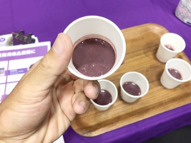 なかなかいい色だが甘くておいしいスムージー。着色料は使ってない。