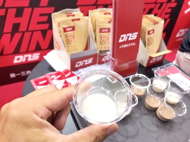 ソイプロテインの試飲。従来あった特有のソイっぽさがだいぶ軽減されており飲みやすい