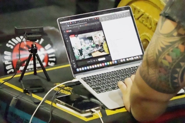 試合の様子はYouTubeでライブ配信された