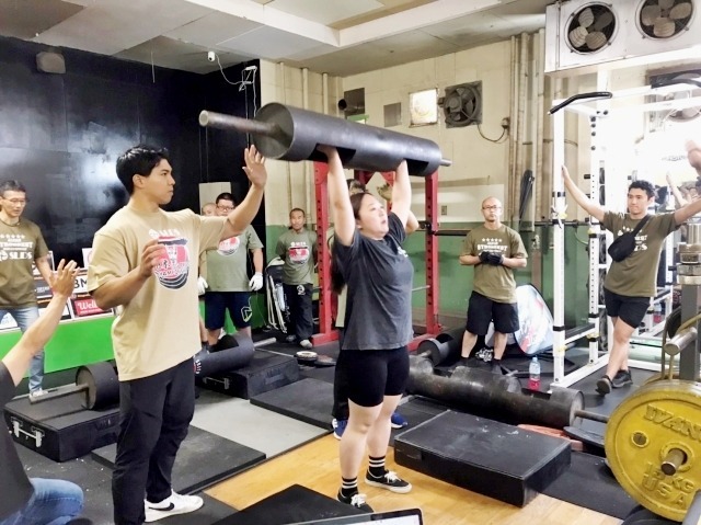 競技開始。女子ノービスは33kgで重量固定。